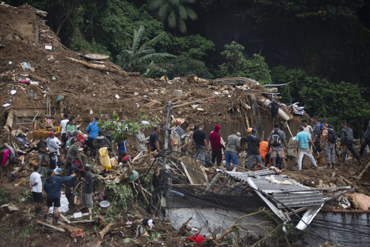 Equipes de resgate após as fortes chuvas em Petrópolis, Rio de Janeiro, em 16 de fevereiro de 2022 [Fabio Teixeira/Agência Anadolu]