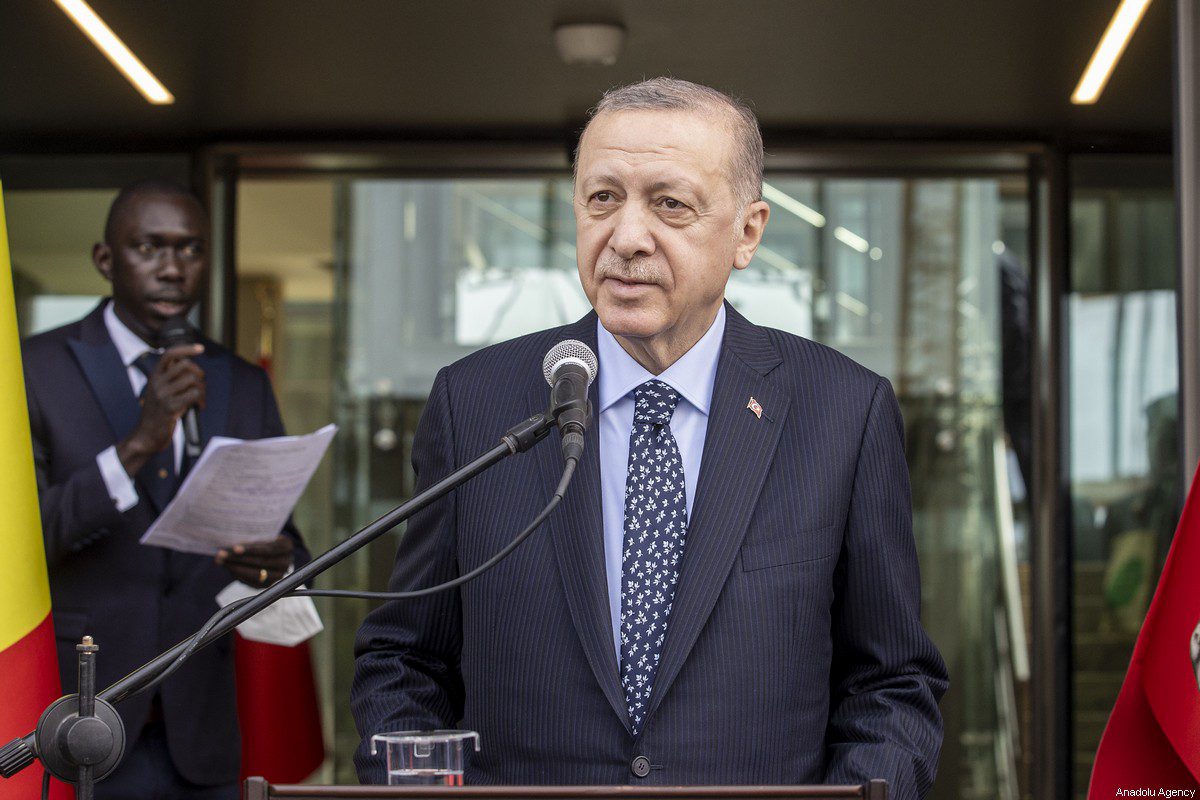 O presidente turco, Recep Tayyip Erdogan, fala na inauguração do prédio da chancelaria da Embaixada da Turquia em Dakar, Senegal, em 22 de fevereiro de 2022 [Ali Balıkçı/Agência Anadolu]

