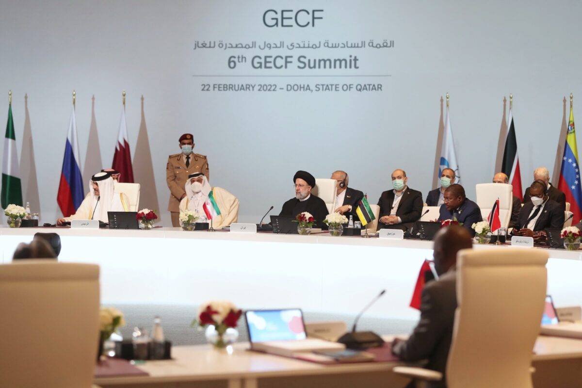 O presidente iraniano Ebrahim Raisi participa do 6º Fórum dos Países Exportadores de Gás (GECF) em Doha, Catar, em 22 de fevereiro de 2022 [Divulgação/Presidência Iraniana via Agência Anadolu]
