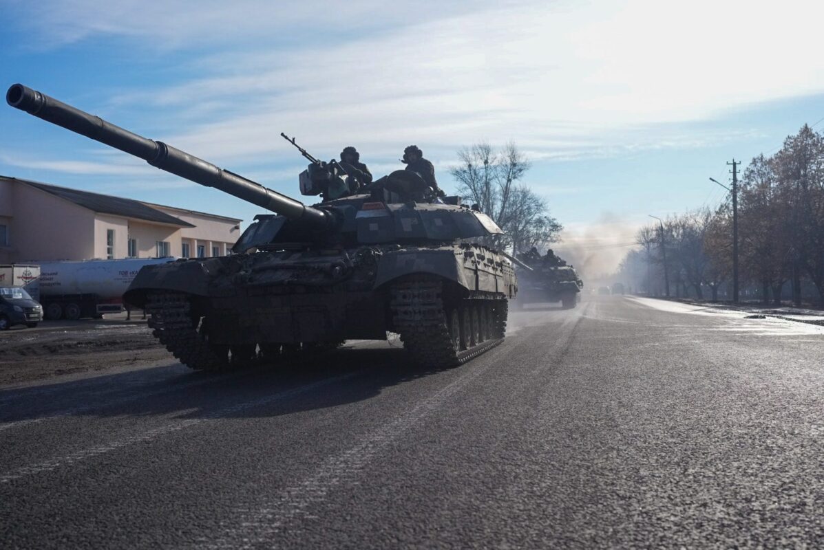  Tanques das forças ucranianas movem-se após a operação militar da Rússia em 24 de fevereiro de 2022, em Chuhuiv, Kharkiv Oblast, Ucrânia [Wolfgang Schwan/Agência Anadolu]
