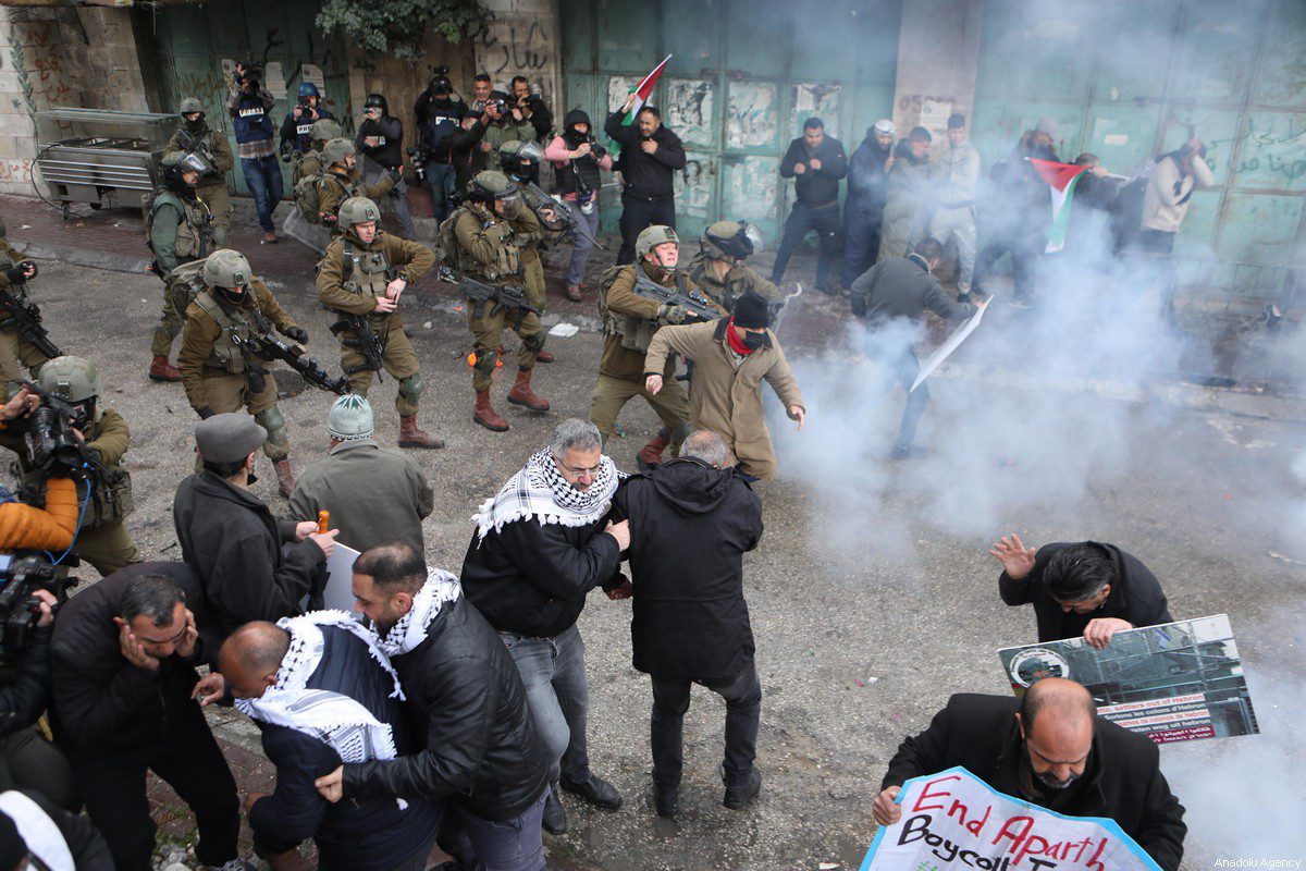 Forças israelenses entram em confronto com palestinos em uma manifestação que marca o 28º aniversário do massacre da Mesquita Ibrahimi em Hebron, Cisjordânia, em 25 de fevereiro de 2022 [Mamoun Wazwaz/Agência Anadolu]