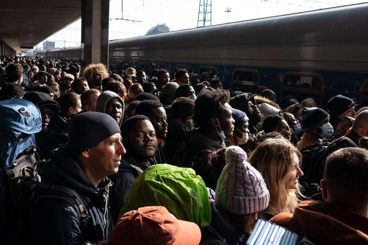 Ucranianos se reúnem na estação de trem para deixar a capital Kiev após a intervenção militar russa no país, em Kiev, Ucrânia, em 25 de fevereiro de 2022 [Wolfgang Schwan/ Agência Anadolu]
