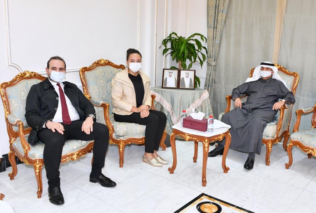 Representante da Câmara de Comércio Árabe-Brasileira, Fernanda Baltazar, se reúne com os representantes do Catar, Ali Boucherbak Al-Mansouri e Adel Mahmoud Alhagar, em 9 de fevereiro de 2022, em Doha [Divulgação/CCAB] 
