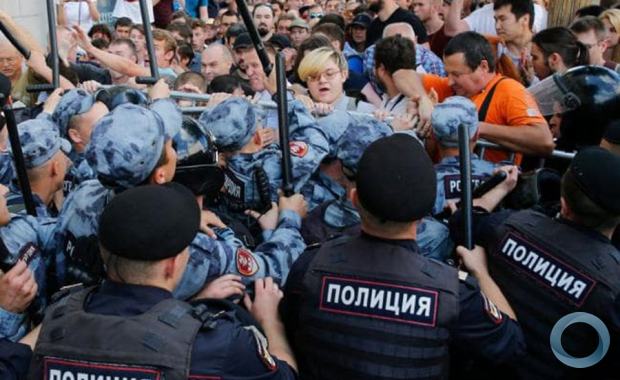 Força policial russa contra manifestantes [Defesa.net/Reprodução]
