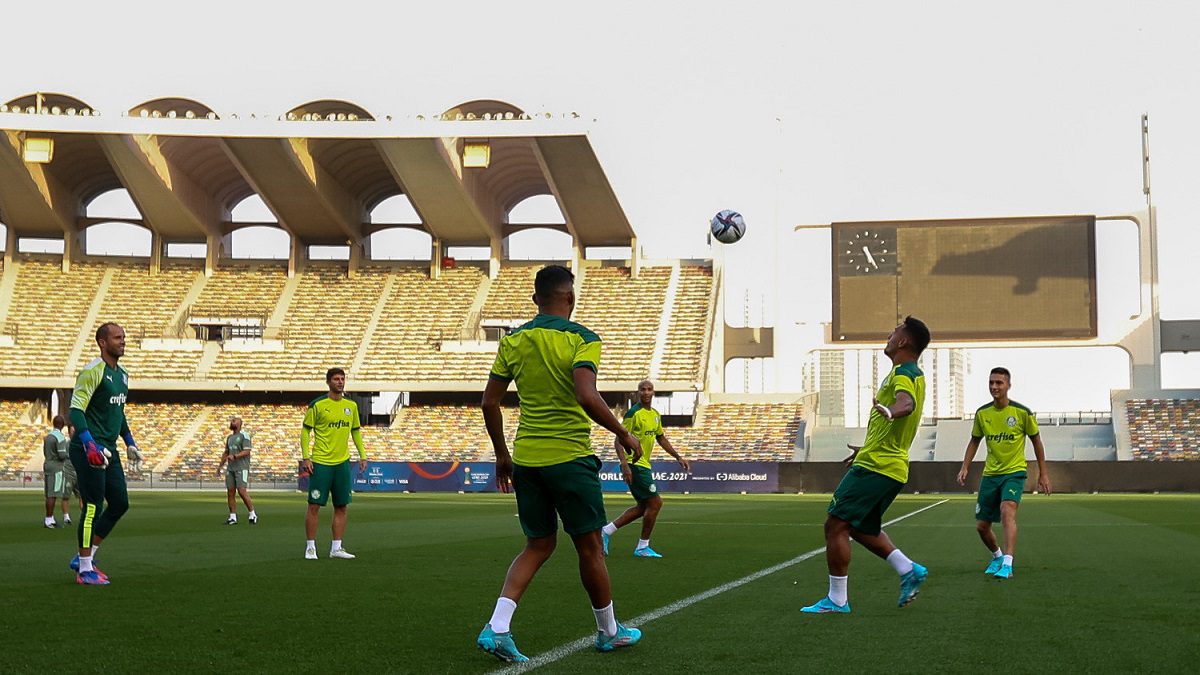 Atletas da SE Palmeiras durante treinamento no estádio Zayed Sports City Stadium, em Abu Dhabi, nos Emirados Árabes Unidos, em 3 de fevereiro de 2022 [Fabio Menotti/Palmeiras] 

