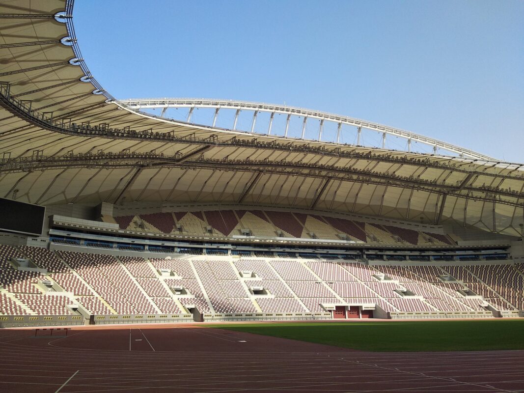 https://conteudo.imguol.com.br/c/esporte/d7/2021/07/08/khalifa-international-stadium-visto-de-dentro-1625782551710_v2_1920x1.jpg.webp