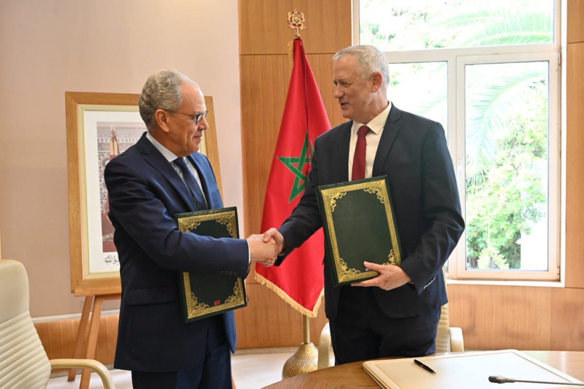 O ministro da Defesa israelense, Benny Gantz (dir.), e o ministro da Defesa marroquino, Abdellatif Loudiyi, no Marrocos, em 24 de novembro de 2021 [@gantzbe/Twitter]

