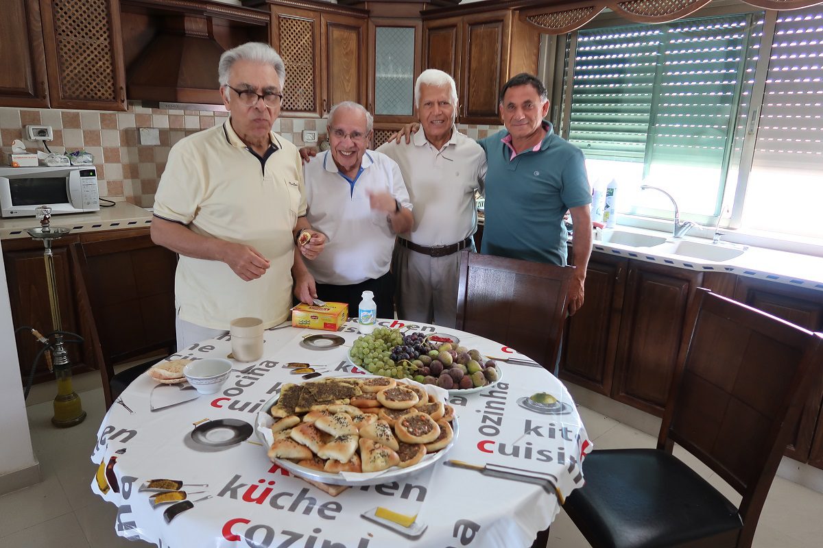 Fauwzi Mustafa El-Mashni, Khader Othman, Ali Abur e Jamil Abdalla Fayad no apartamento base em Ramallah [Acervo pessoal]
