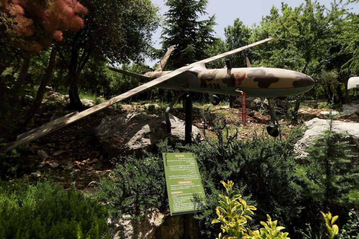 Drone militar em um memorial do Hezbollah, nas colinas de Mleeta, Líbano, 22 de maio de 2020 [JOSEPH EID/AFP via Getty Images]