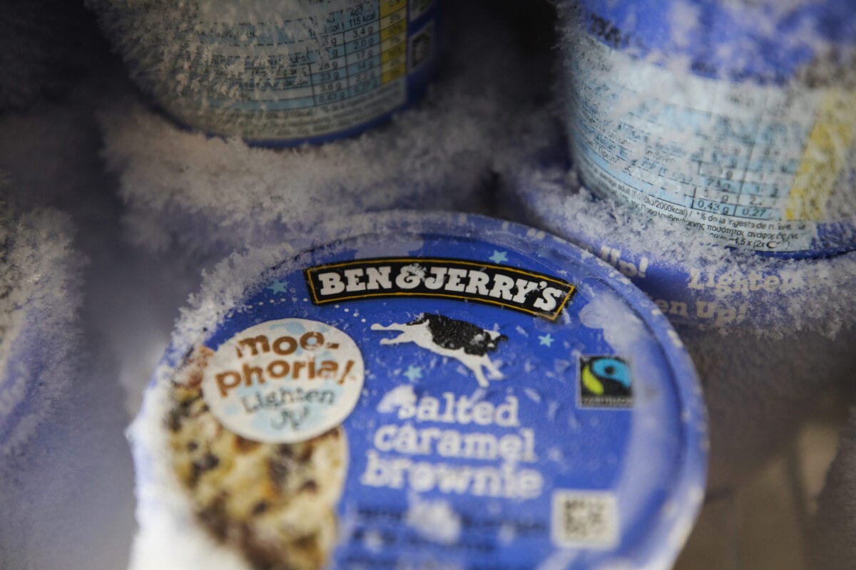 Caixas de sorvete Ben$Jerry's, fabricados pela Unilever, em um freezer em um supermercado Morrisons, operado pela Wm Morrison Supermarkets, em Saint Ives, Reino Unido, em 19 de agosto de 2020 [Chris Ratcliffe/Bloomberg via Getty Images]

