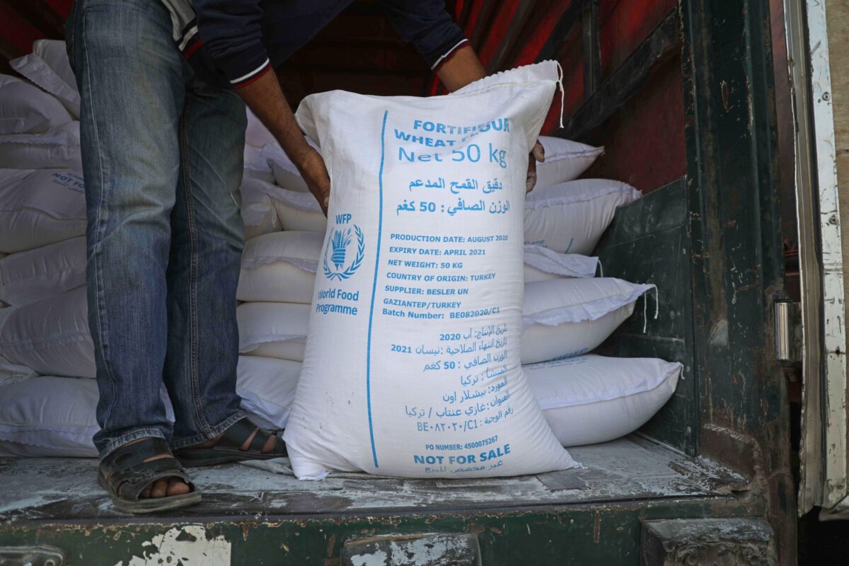 Caminhões de ajuda humanitária passam pela travessia de fronteira de Bab al-Hawa, na província de Idlib, noroeste da Síria, em 7 de setembro de 2020 [AAREF WATAD/AFP via Getty Images]