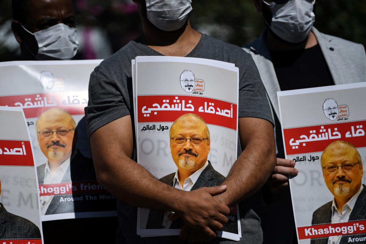 Cartazes com retrato do jornalista saudita Jamal Khashoggi, executado por agentes da monarquia na Turquia, em 2 de outubro de 2020 [OZAN KOSE/AFP via Getty Images]
