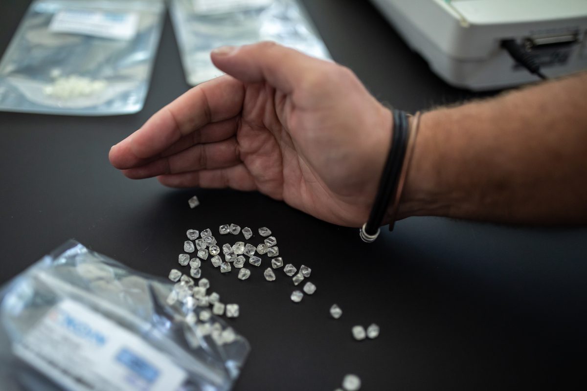 Diamantes à venda em Dubai, nos Emirados Árabes Unidos, em 3 de junho de 2021 [Andrea DiCenzo/Getty Images]
