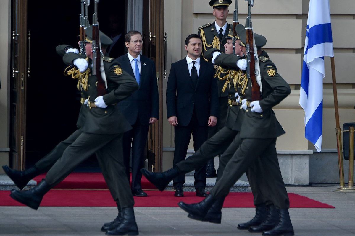 Presidente da Ucrânia Volodymyr Zelensky (à direita) e seu homólogo israelense Isaac Herzog durante encontro cerimonial no Palácio de Mariinsky, em Kiev, 5 de outubro de 2021 [SERGEI SUPINSKY/AFP via Getty Images]
