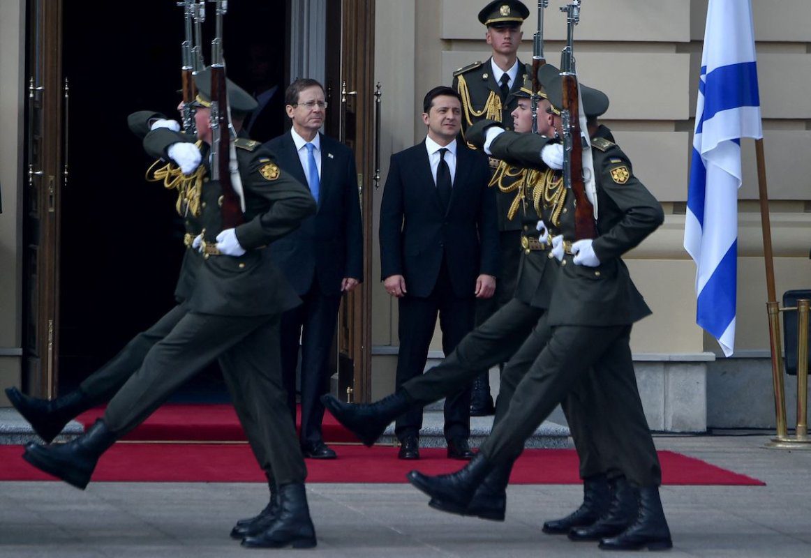 Presidente da Ucrânia Volodymyr Zelensky (à direita) e seu homólogo israelense Isaac Herzog em Kiev, 5 de outubro de 2021 [SERGEI SUPINSKY/AFP via Getty Images]