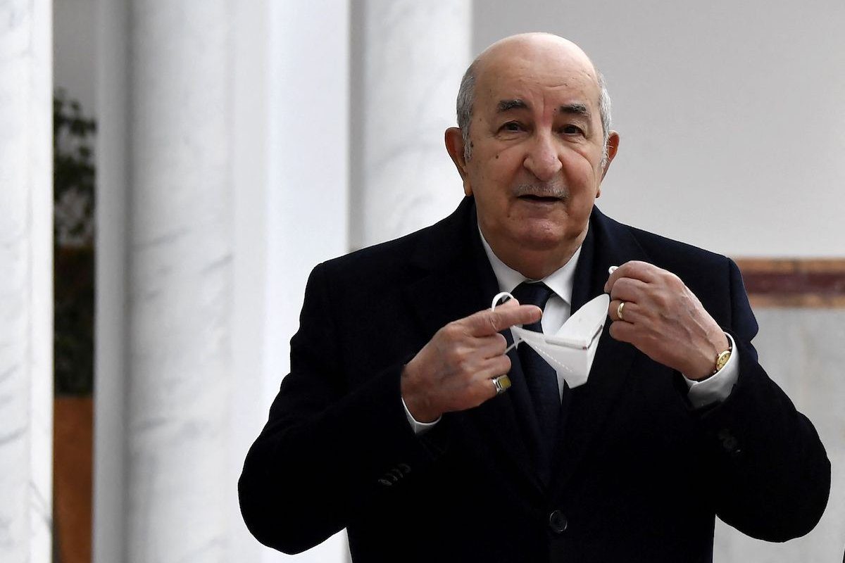 Presidente da Argélia Abdelmadjid Tebboune chega ao aeroporto de Túnis-Cartago, na Tunísia, em 15 de dezembro de 2021 [FETHI BELAID/AFP via Getty Images]