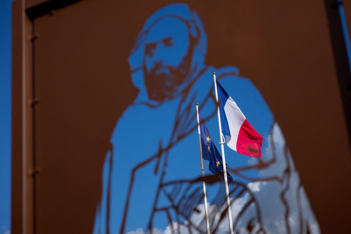 Bandeiras francesas e europeias hasteadas em frente a uma escultura em homenagem ao herói nacional argelino Abdelkader, intitulada "Passage Abdelkader", criada pelo artista Michel Audiard, em Amboise, centro da França, em 5 de fevereiro de 2022 [Guillaume Souvant/AFP via Getty Images]
