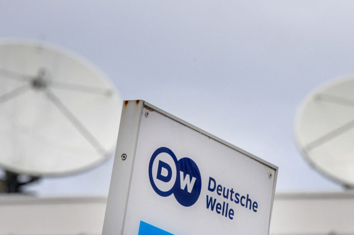 Logotipo da emissora internacional alemã Deutsche Welle (DW) em sua sede em Bonn, oeste da Alemanha, em 8 de fevereiro de 2022 [Ina Fassbender/AFP via Getty Images]
