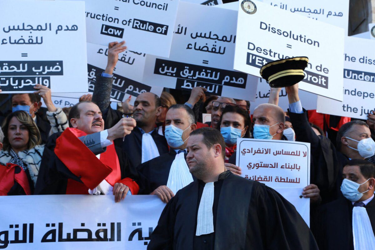 Juízes tunisianos gritam palavras de ordem contra a dissolução do Conselho Supremo da Justiça pelo presidente tunisiano, durante um protesto, em Túnis, em 10 de fevereiro de 2022 [Anis Mili/AFP via Getty Images]
