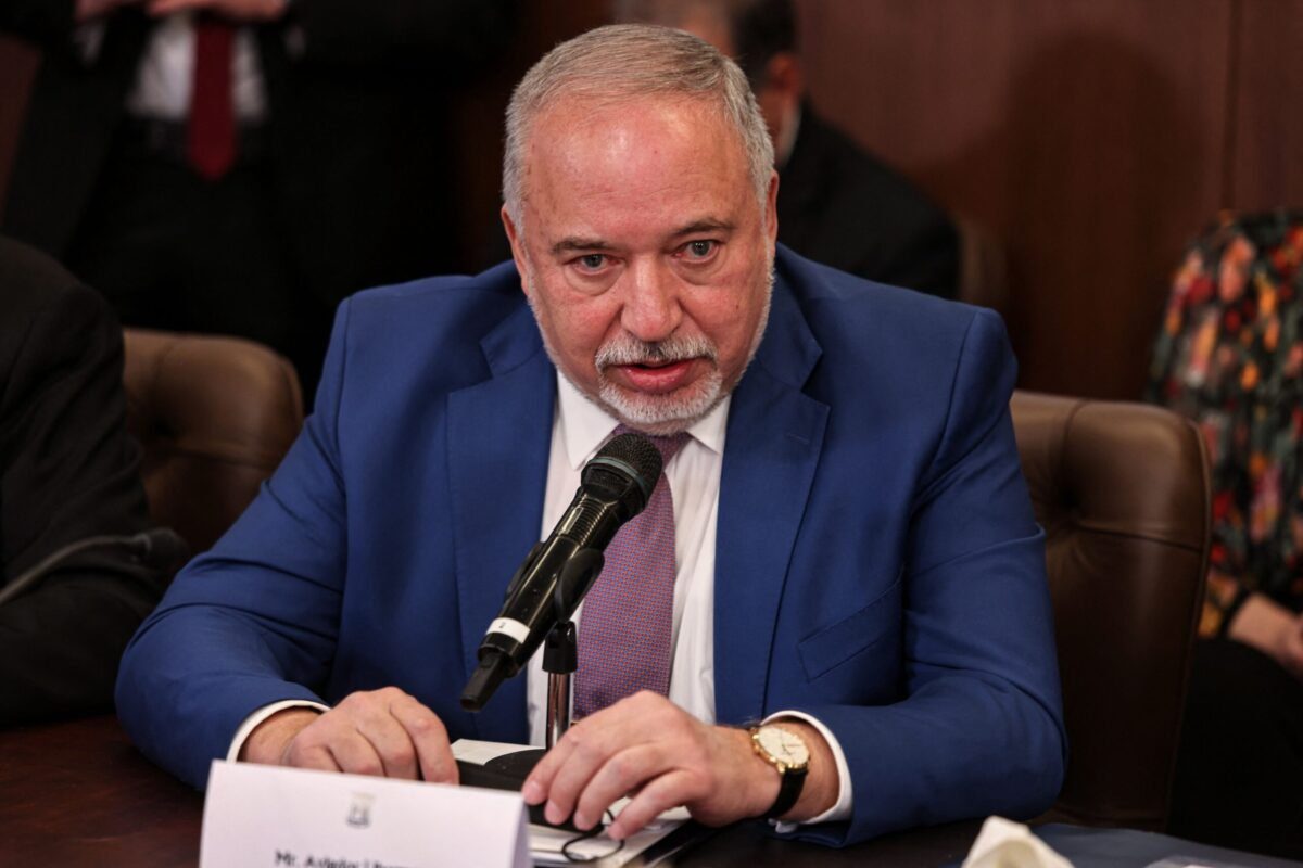 Ministro das Finanças de Israel Avigdor Lieberman durante reunião semanal do governo, em Jerusalém ocupada, 13 de fevereiro de 2022 [Menahem Kahana/AFP via Getty Images]
