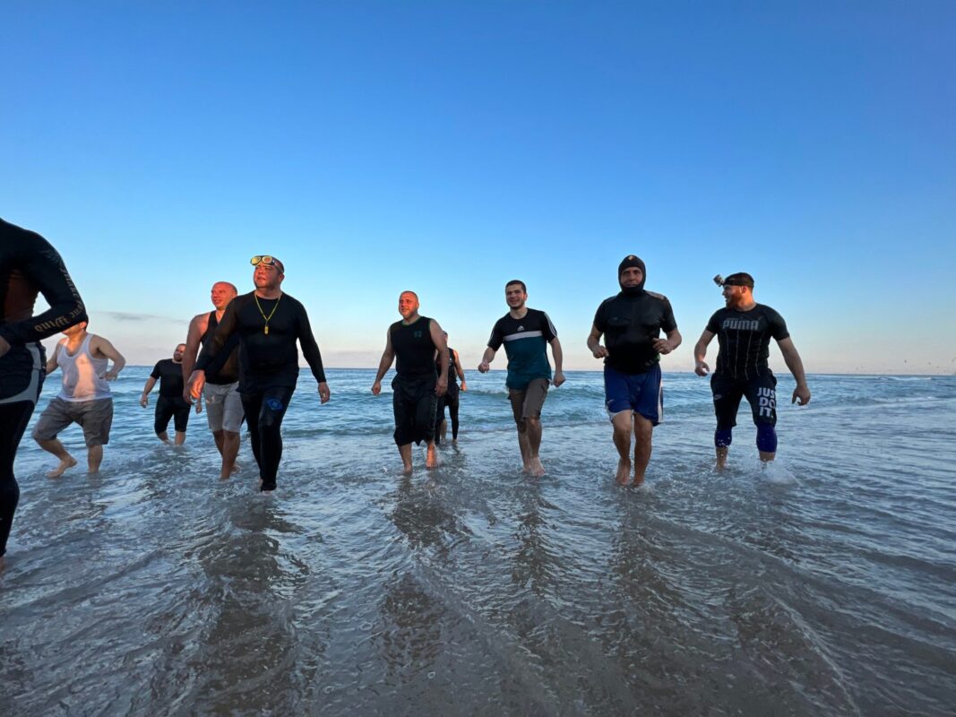 Palestinos em uma praia de Gaza, 17 de fevereiro de 2022 [Mohammed Asad/Monitor do Oriente Médio]