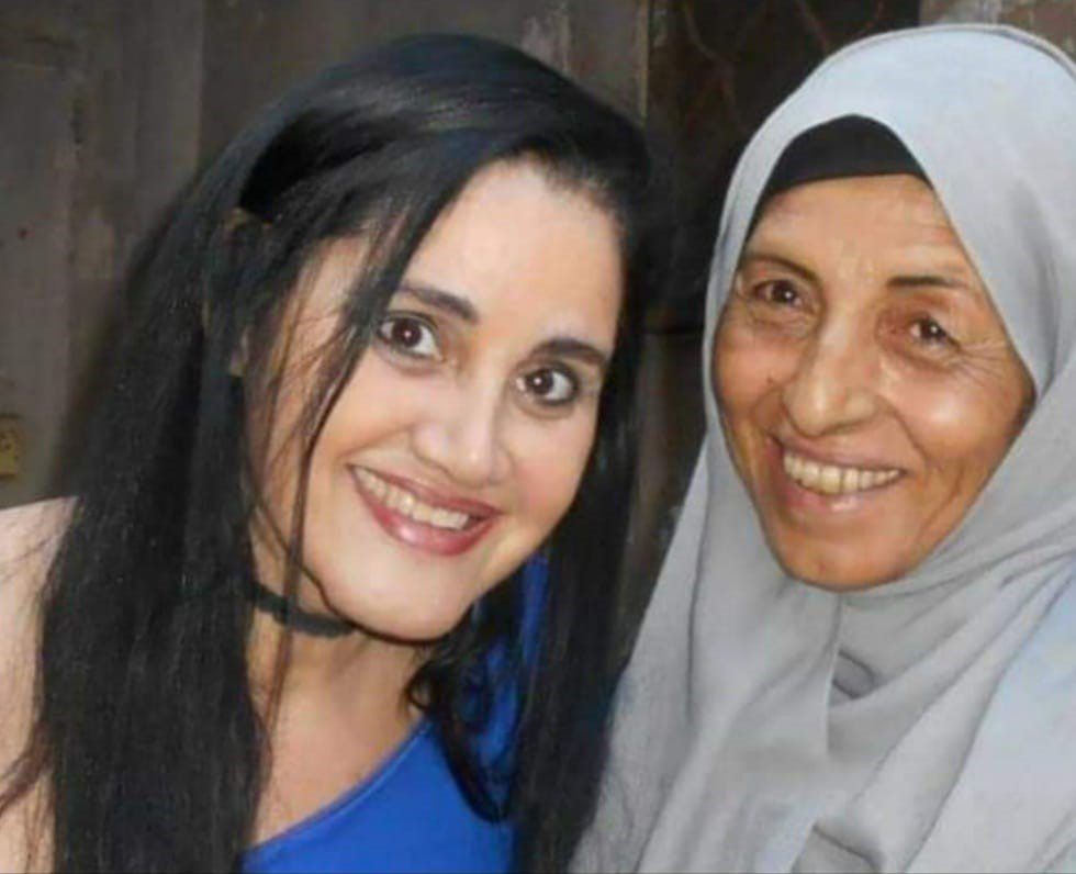 A jornalista Lucia Helena Issa com a refugiada palestina Maryam K. em um campo com mais de 13 000  refugiados no Líbano. [Arquivo pessoal]
