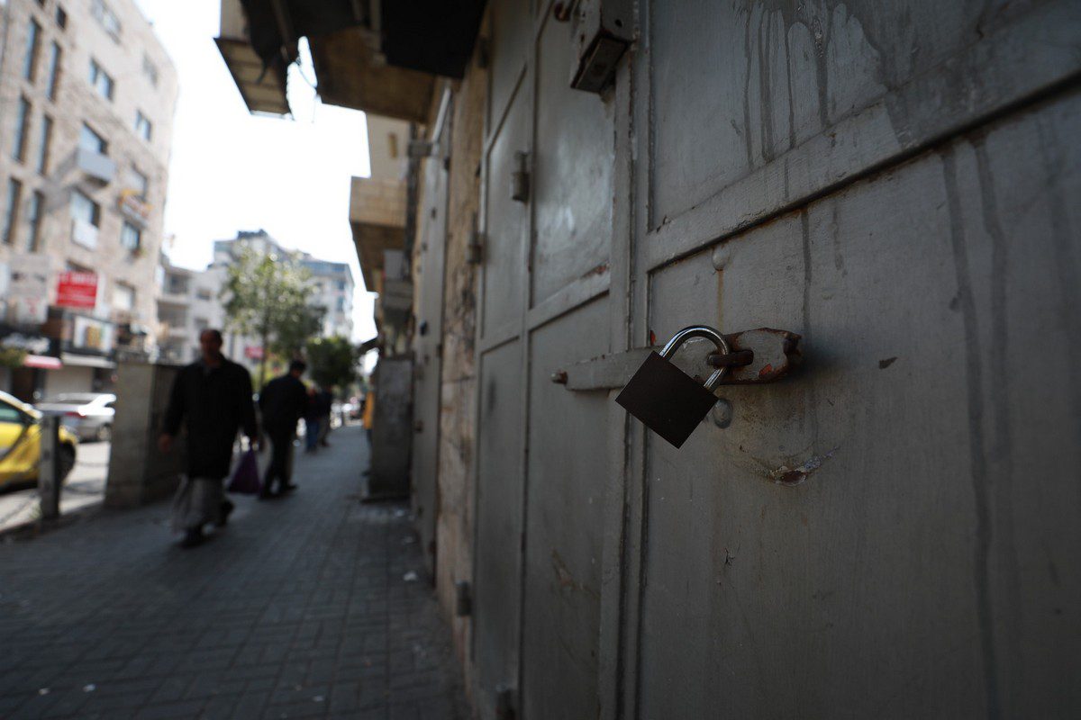 Lojistas fecham suas lojas em greve após três palestinos serem mortos pelas forças israelenses na cidade de Nablus, Cisjordânia, 9 de fevereiro de 2022 [Issam Rimawi/Agência Anadolu]

