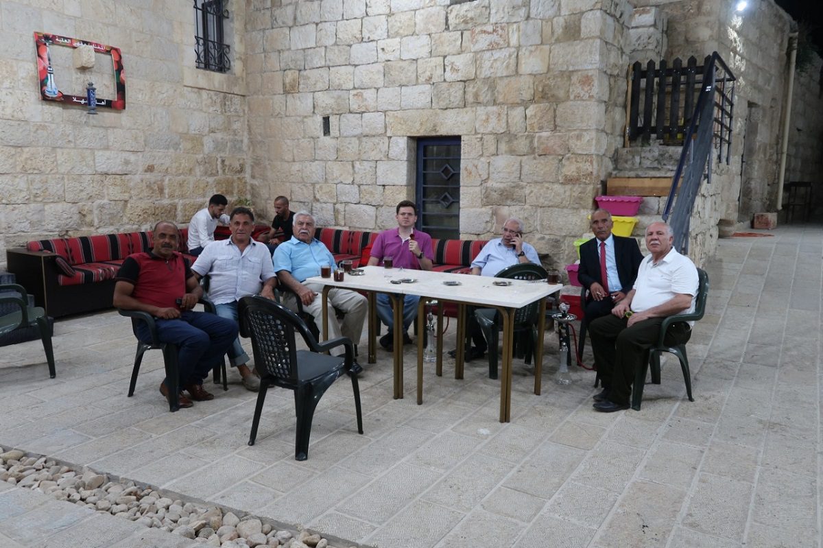 Os autores reunidos na velha residência da família Othman Cisjordânia [Yasser Fayad]
