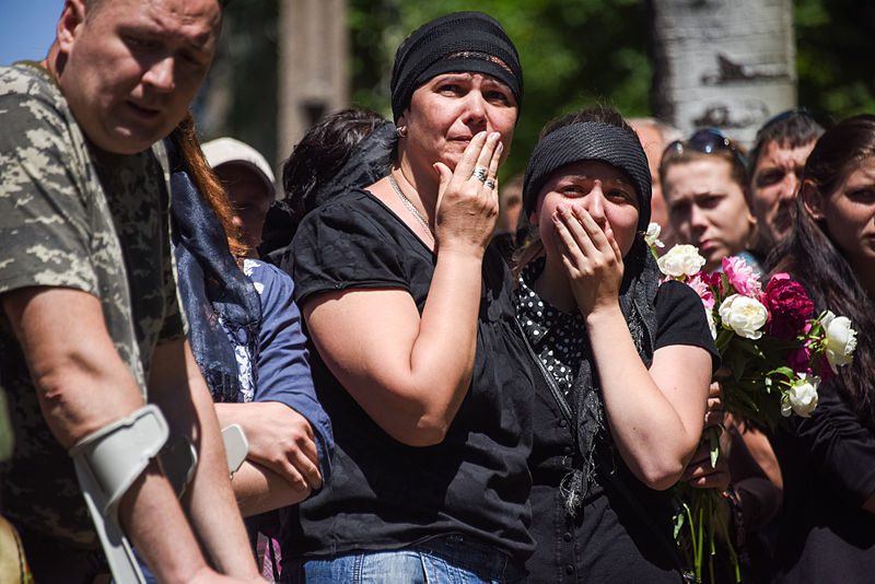 Parentes de rebeldes pró-Rússia em funeral dos mortos na região de Donetsk em 2015 [Mstyslav Chernov/ Wikipedia]
