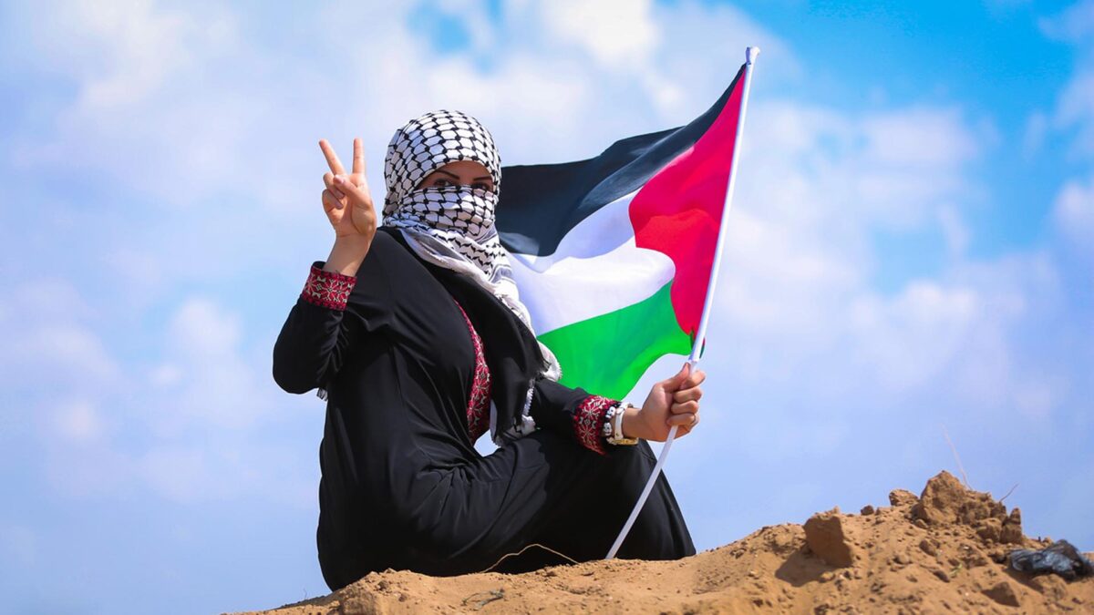 Mulher com a bandeira palestina [ Hosny Salah/Pixabay]
