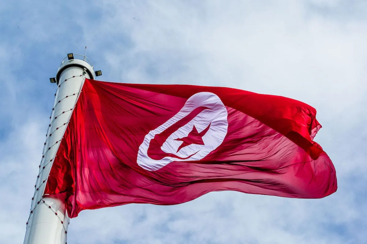 Bandeira tunisiana na capital Túnis, 20 de março de 2017 [Amine Landoulsi/Agência Anadolu]