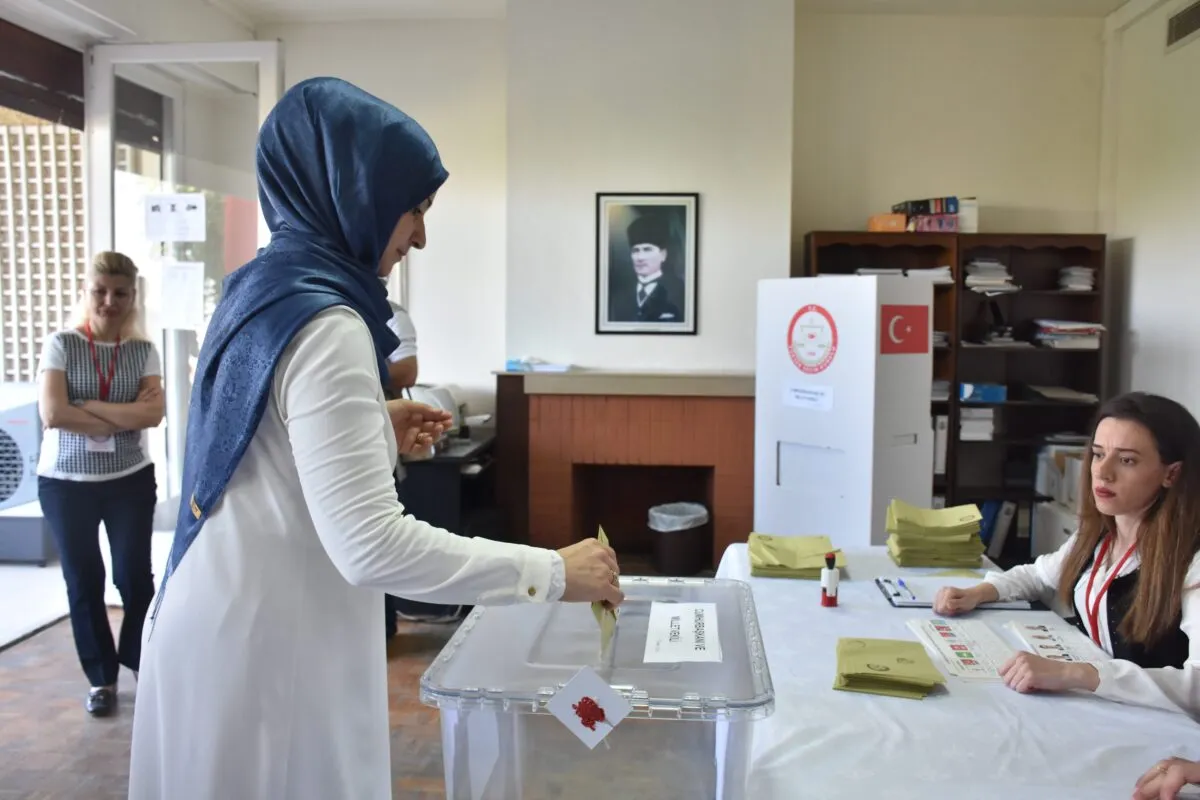 Pessoas chegam à Embaixada da Turquia em Beirute para votar nas eleições presidenciais e parlamentares da Turquia, em 24 de junho, em Beirute, Líbano, em 16 de junho de 2018 [Jihad Muhammad Behlok/Agência Anadolu]
