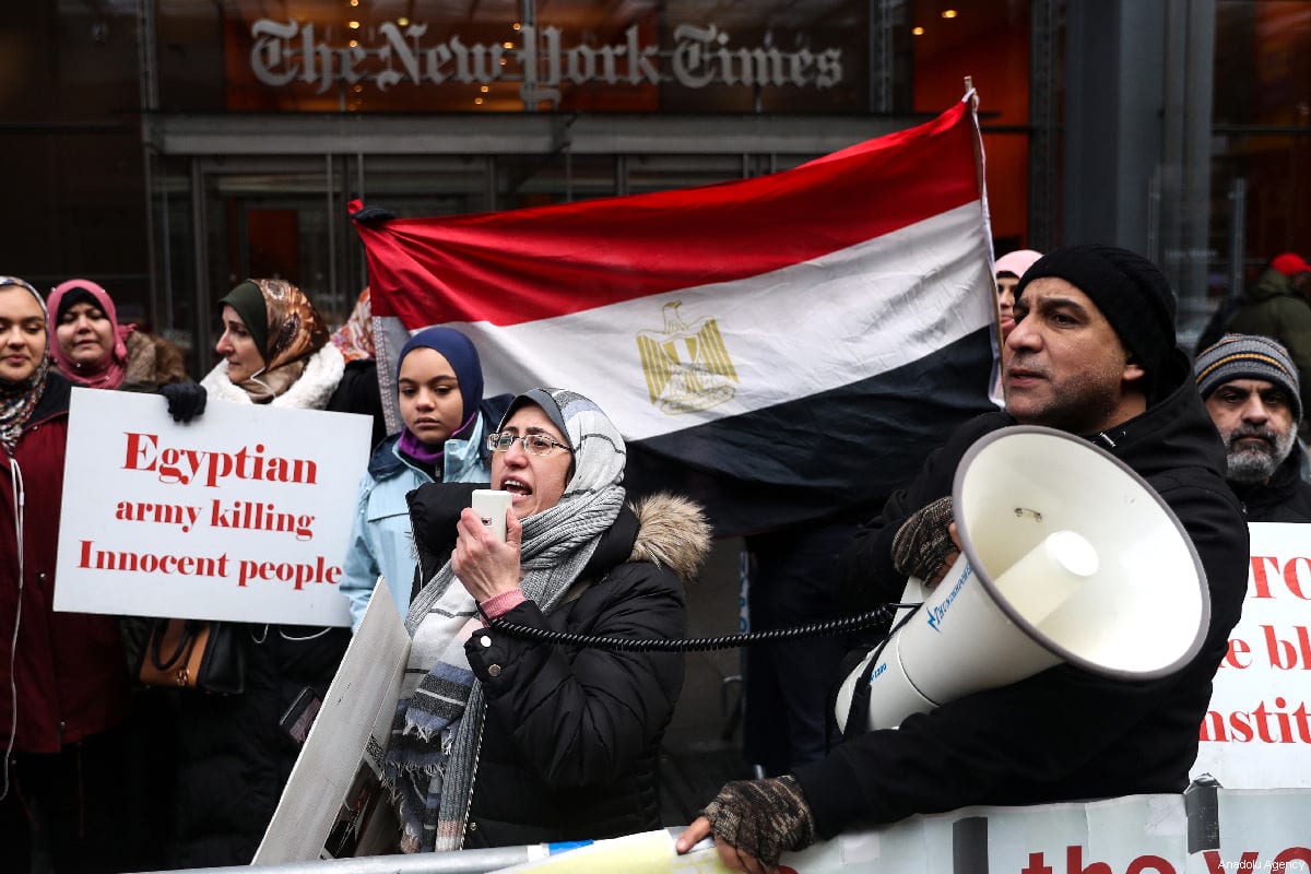 Um grupo de pessoas se reúne para protestar contra as execuções no Egito, em frente ao New York Times Building, em Nova Iorque, Estados Unidos, em 02 de março de 2019 [Atılgan Özdil/Agência Anadolu]