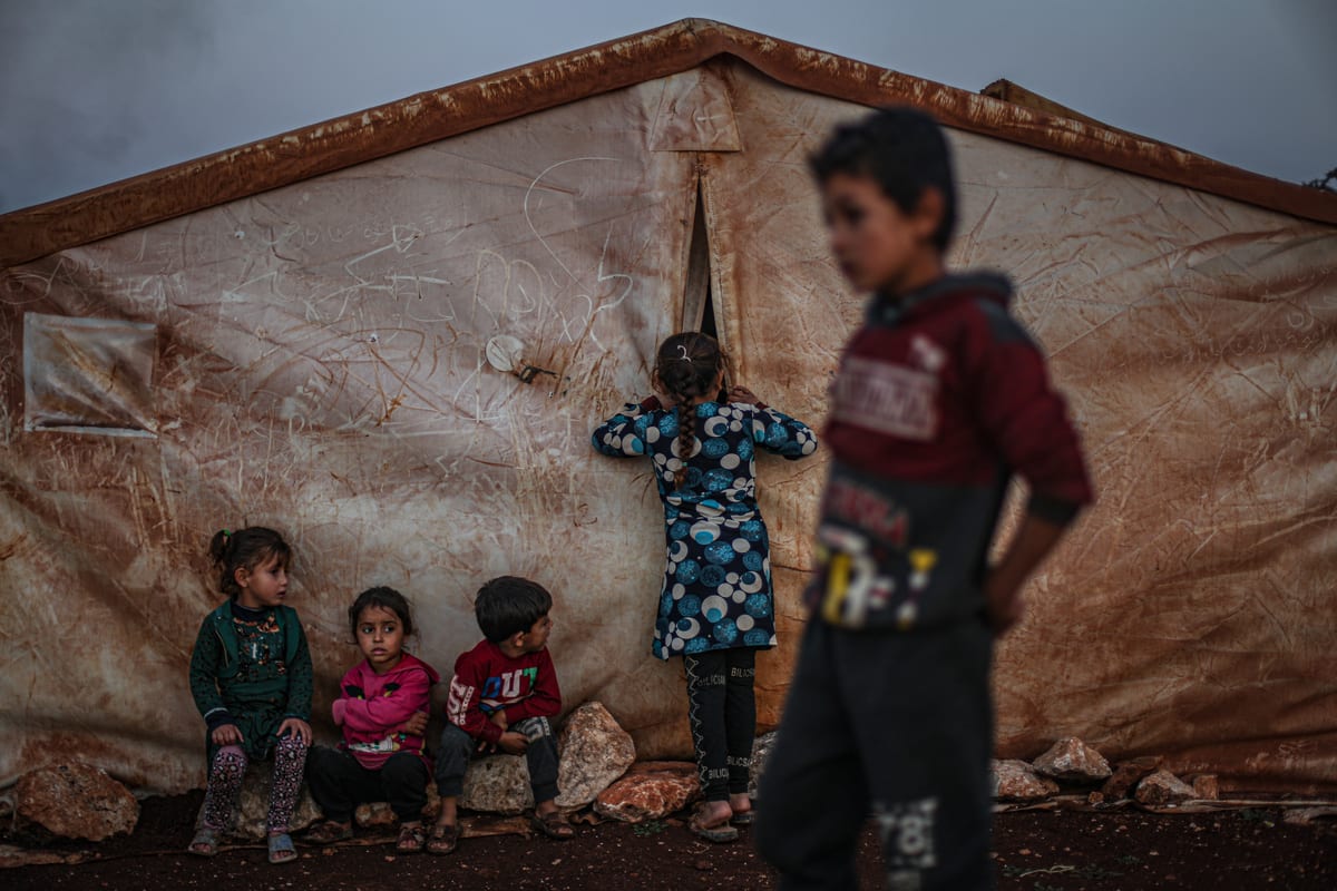 Crianças em um campo de refugiados em Idlib, Síria, dezembro de 2020 [Muhammed Said/Agência Anadolu]
