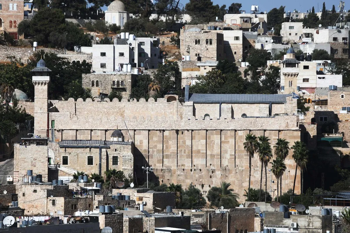 Uma vista da Mesquita Ibrahimi enquanto as autoridades israelenses continuam o processo de construção do elevador em Hebron, Cisjordânia, em 10 de agosto de 2021 [Mamoun Wazwaz/Agência Anadolu]

