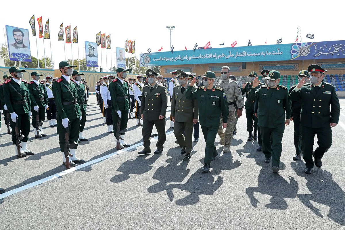 O comandante iraniano do Corpo da Guarda Revolucionária Islâmica Hossein Salami (2° à dir.) e o chefe do Estado-Maior General do Irã, major-general Mohammad Bagheri (3º à esq.) participam da cerimônia de formatura da Universidade Militar Imam Hussein, em Teerã, Irã, em de outubro de 2021 [Agência de imprensa do líder iraniano/Agência Anadolu]
