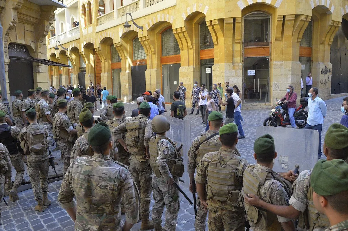 Forças de segurança bloqueiam acesso ao parlamento e instituições bancárias em Beirute, sob protestos contra restrições impostas a depósitos em moeda estrangeira, na capital libanesa, 6 de outubro de 2021 [Hussam Shbaro/Agência Anadolu]
