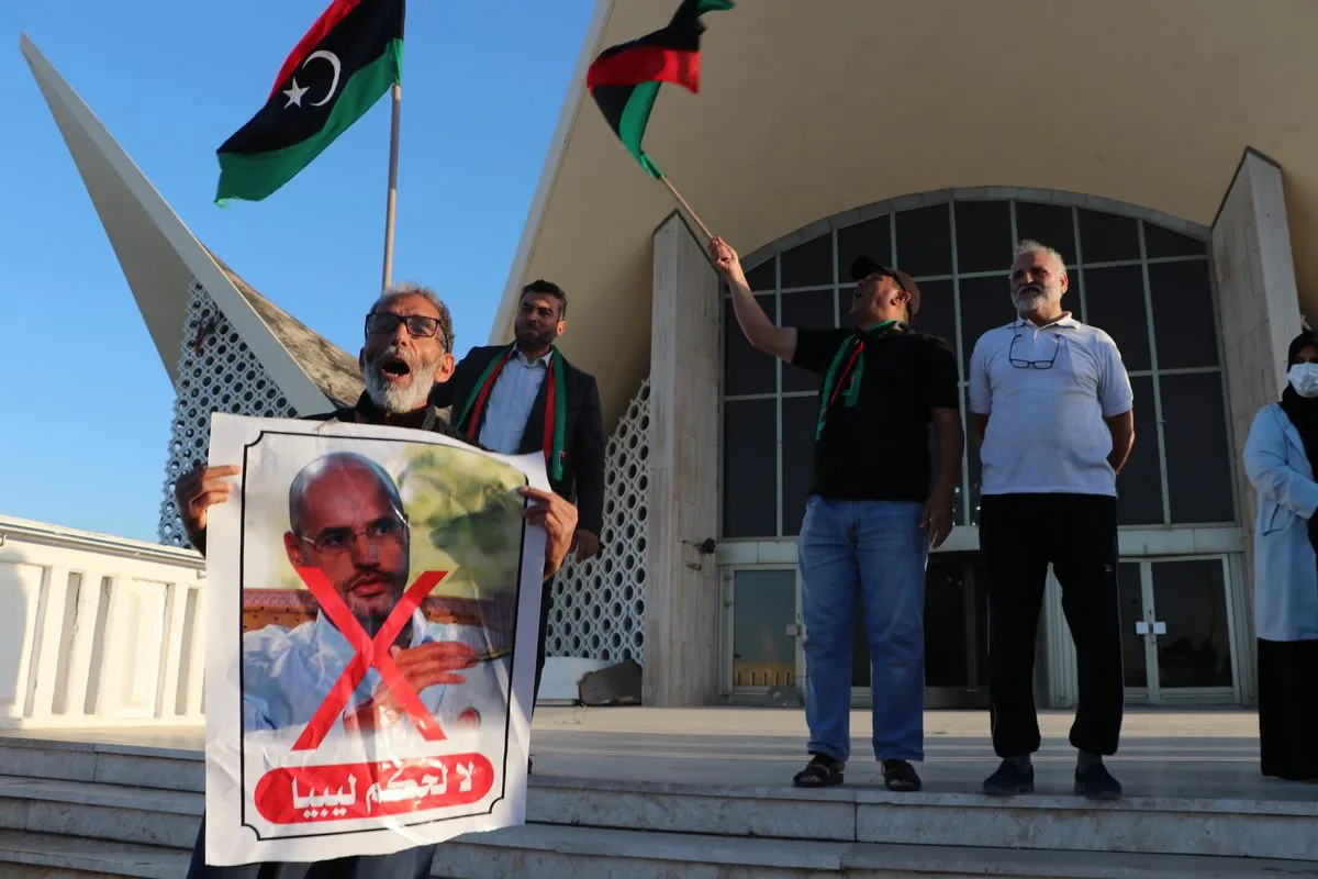Protesto contra a candidatura presidencial de Saif al-Islam al-Kadafi, filho do ex-ditador líbio Muammar Kadafi, em Trípoli, 15 de novembro de 2021 [Hamza Alahmar/Agência Anadolu]
