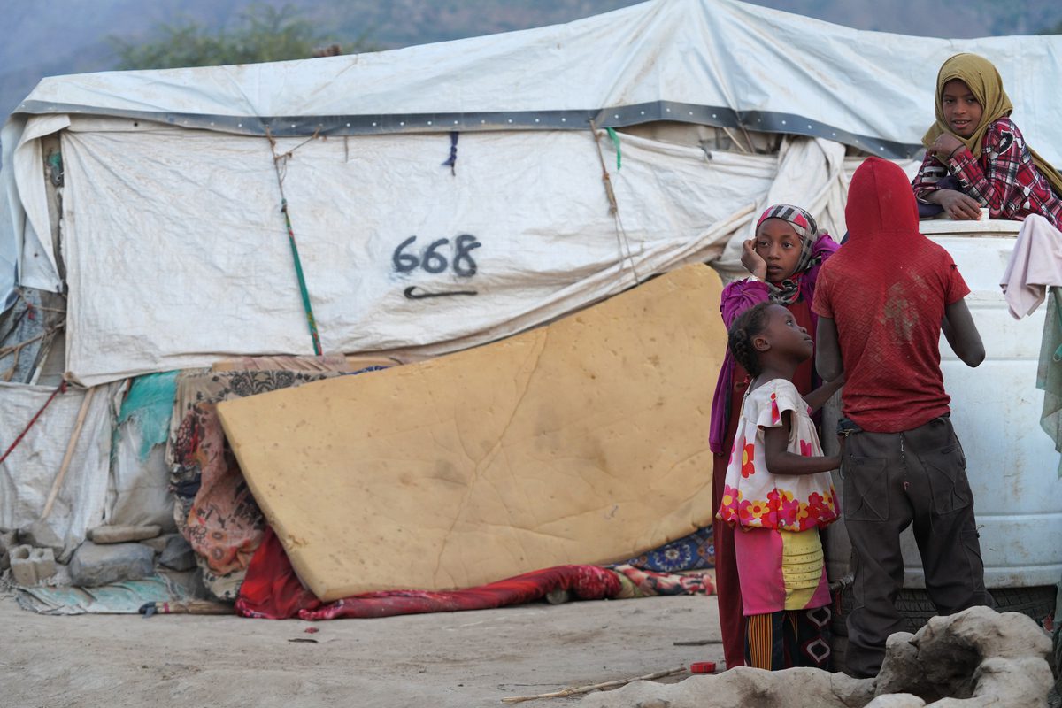 Refugiados iemenitas são vistos em um campo em Taiz, Iêmen, em 20 de novembro de 2021 [Abdulnasser Alseddik/Agência Anadolu]
