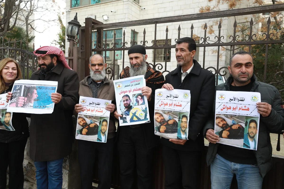 Protesto palestino pela soltura de Hisham Abu Hawash, prisioneiro em greve de fome há 141 dias, em frente ao escritório do Comitê Internacional da Cruz Vermelha em Ramallah, Cisjordânia ocupada, 4 de janeiro de 2022 [Issam Rimawi /Agência Anadolu]
