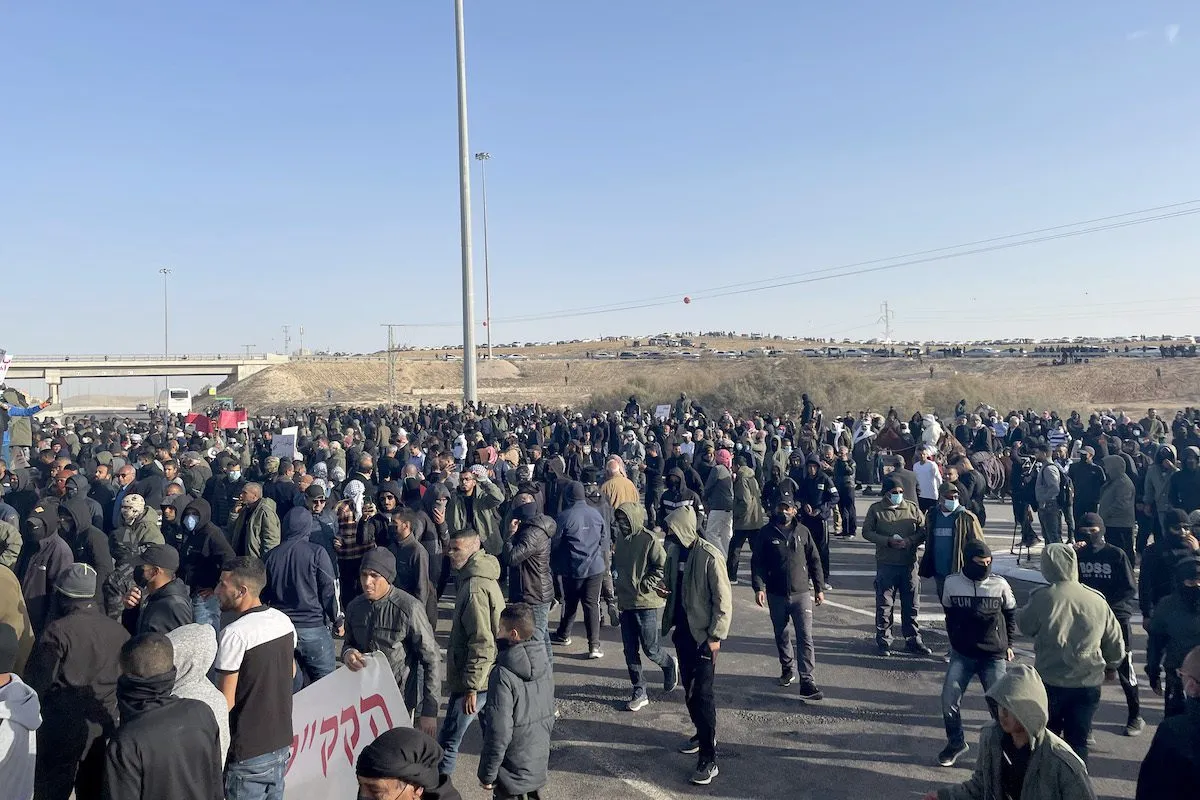 Beduínos palestinos, nativos da aldeia do Negev, protestam contra operações de expropriação de terras do Fundo Nacional Judaico, em 13 de janeiro de 2022 [Mücahit Aydemir/Agência Anadolu]
