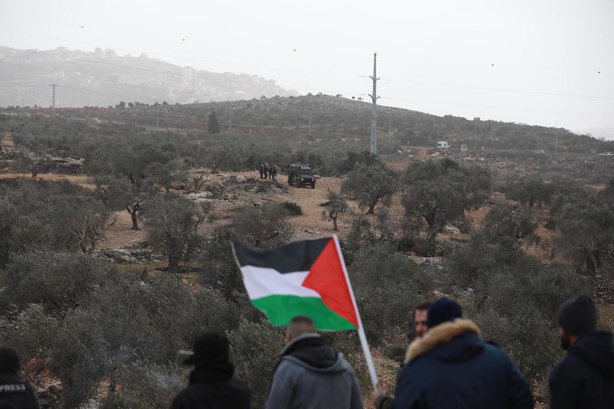 Palestinos protestam contra a construção de assentamentos judaicos na vila de Beita de Nablus, Cisjordânia, em 4 Fevereiro de 2022. [Issam Rimawi - Agência Anadolu]
