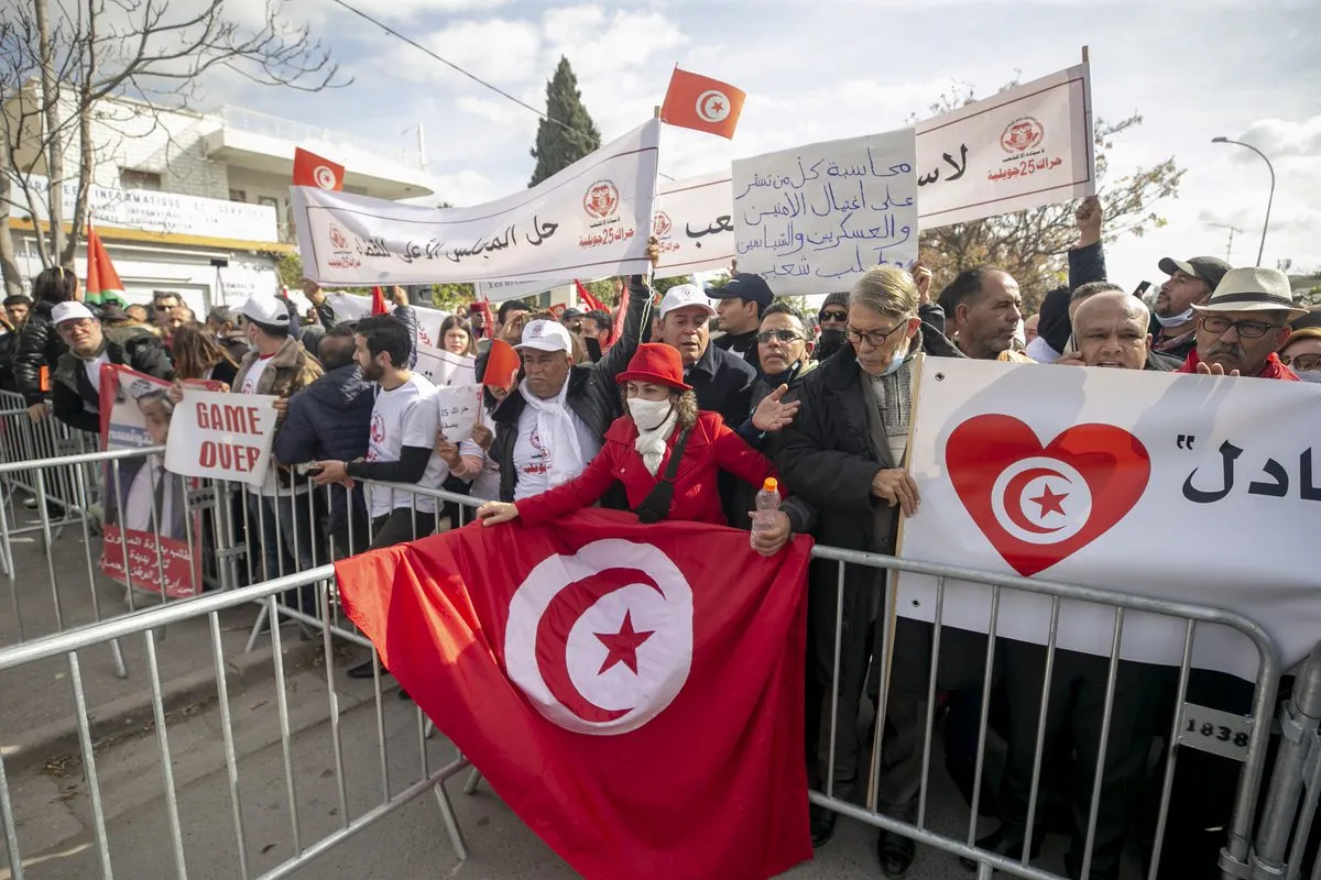 Membros do movimento 25 de julho - apoiadores do presidente da Tunísia Kais Saied - realizam uma manifestação exigindo a dissolução do Conselho Judiciário Supremo em Túnis, Tunísia, em 06 de fevereiro de 2022 [Yassine Gaidi/Agência Anadolu]

