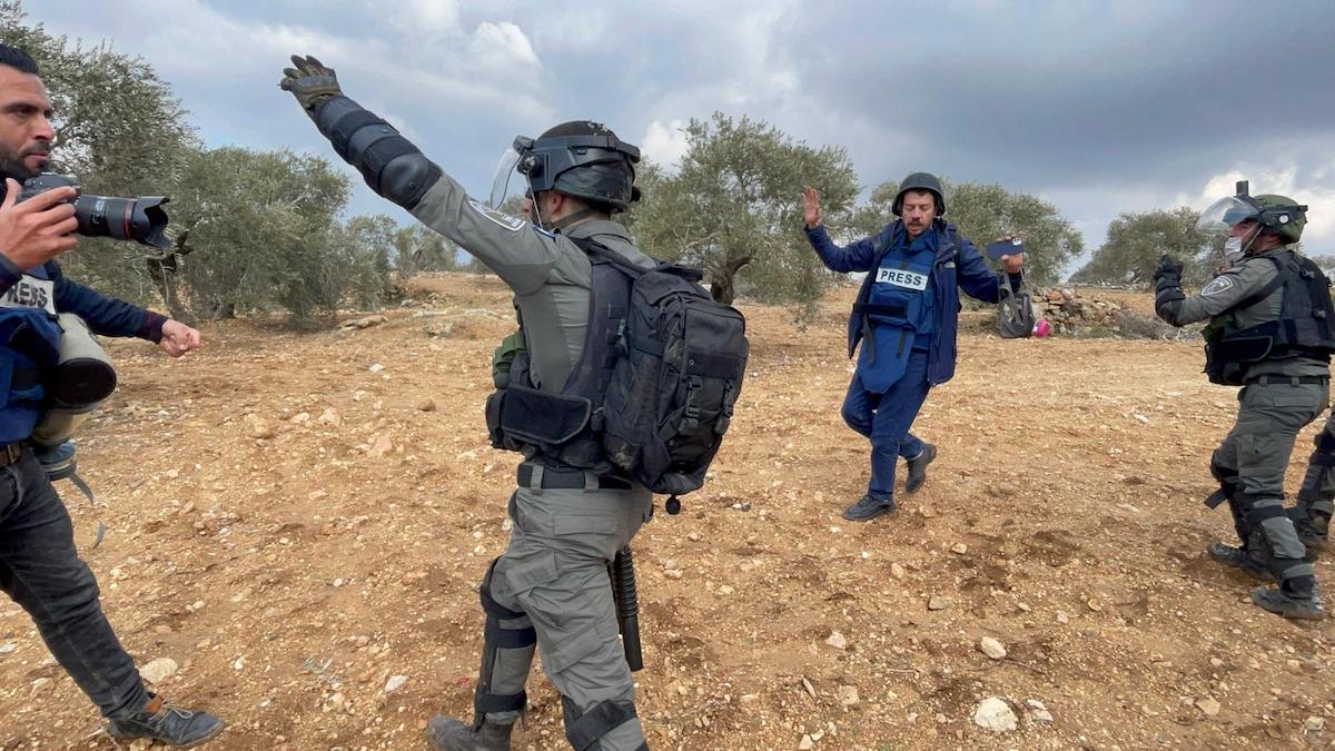 Forças israelenses agridem jornalistas em exercício da profissão durante protesto contra construção de assentamentos exclusivamente judaicos na aldeia de Beita, perto de Nablus, Cisjordânia ocupada, 11 de fevereiro de 2022 [Issam Rimawi/Agência Anadolu]