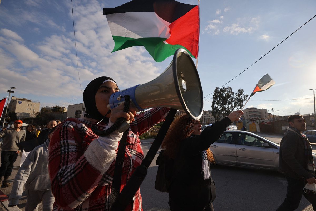 Protesto contra o despejo de famílias de Sheikh Jarrah, para substituí-las por colonos ilegais, em Jerusalém Oriental ocupada, 11 de fevereiro de 2022 [Mostafa Alkharouf/Agência Anadolu]
