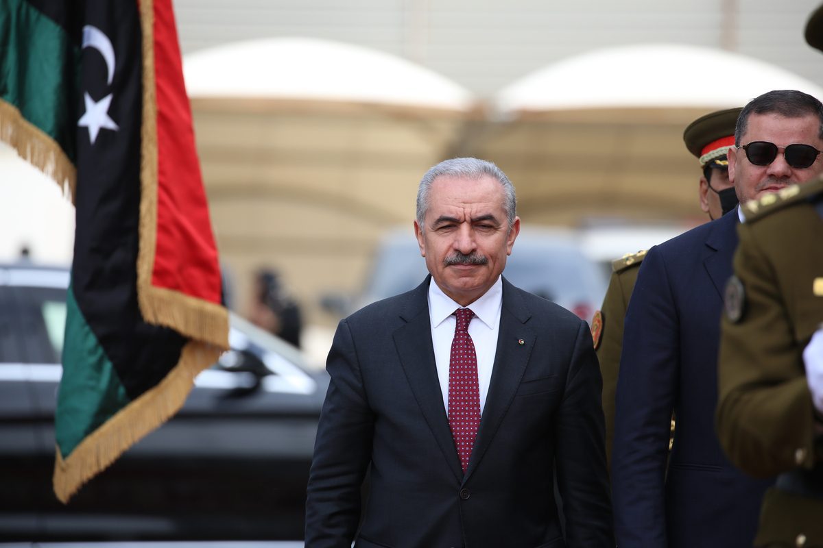 O primeiro-ministro palestino, Mohammad Shtayyeh, em Trípoli, Líbia, em 14 de fevereiro de 2022 [Hazem Turkia/Agência Anadolu]
