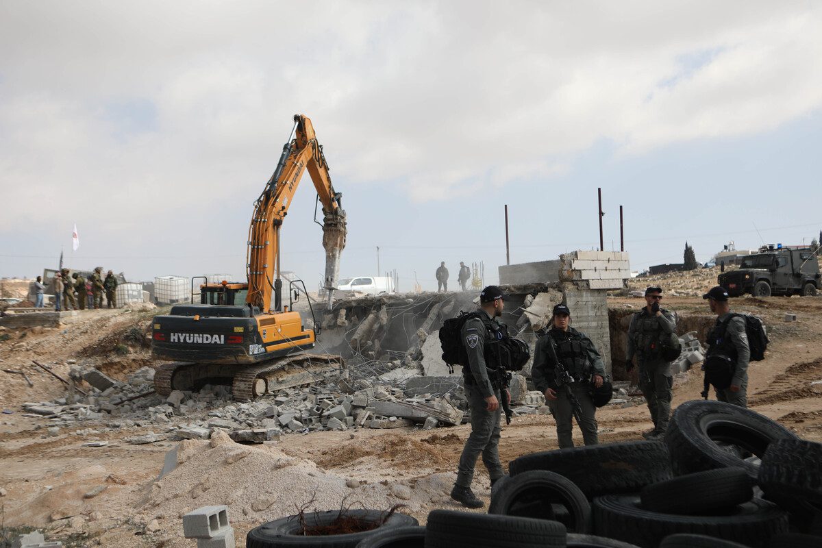 Forças israelenses tentam remover residentes palestinos da aldeia de Zif, na região de Hebron (Al-Khalil), Cisjordânia ocupada, 15 de fevereiro de 2022 [Mamoun Wazwaz/Agência Anadolu]
