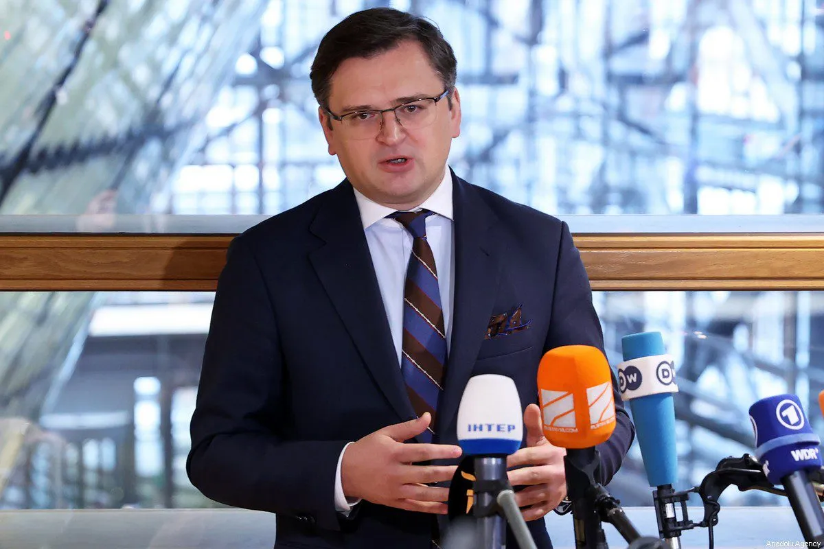 Ministro de Relações Exteriores da Ucrânia Dmytro Kuleba durante coletiva de imprensa em Bruxelas, Bélgica, em 21 de fevereiro de 2022. [Dursun Aydemir/Agência Anadolu]
