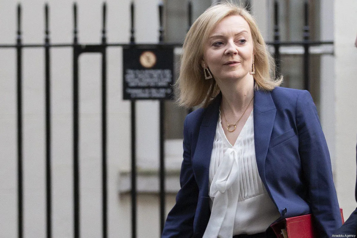 A secretária de Relações Exteriores britânica Liz Truss deixa Downing Street após uma reunião de emergência do Cabinet Office Briefing Room A (Cobra) em Londres, Reino Unido, em 22 de fevereiro de 2022 [Raşid Necati Aslım/Agência Anadolu]
