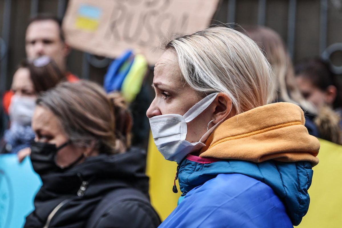 Ucranianos e tártaros da Crimeia reúnem-se em frente à embaixada da Ucrânia em Ancara, durante protesto contra a guerra, em 24 de fevereiro de 2022 [Berke Bayur/Agência Anadolu]
